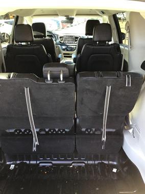 Brilliant Black Crystal Pearlcoat 2023 Chrysler Pacifica Touring L