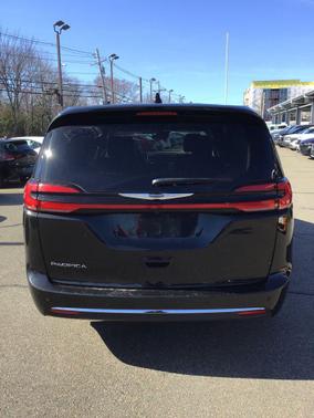 Brilliant Black Crystal Pearlcoat 2023 Chrysler Pacifica Touring L