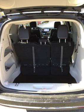 Brilliant Black Crystal Pearlcoat 2023 Chrysler Pacifica Touring L