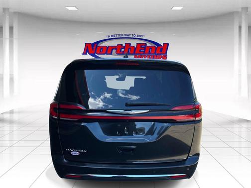 Brilliant Black Crystal Pearlcoat 2023 Chrysler Pacifica Touring L