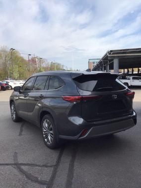 Magnetic Gray Metallic 2020 Toyota Highlander Platinum
