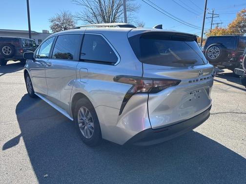 2024 Toyota Sienna XLE 8 Passenger