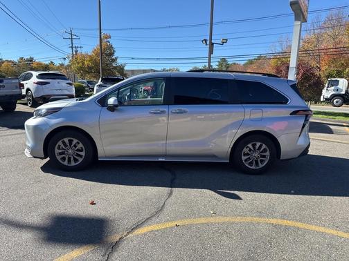 2024 Toyota Sienna XLE 8 Passenger