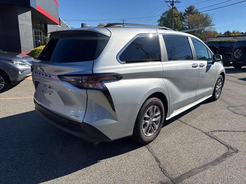 2024 Toyota Sienna XLE 8 Passenger