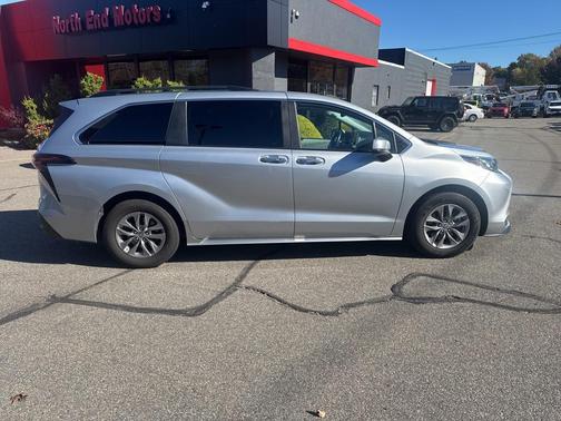 2024 Toyota Sienna XLE 8 Passenger