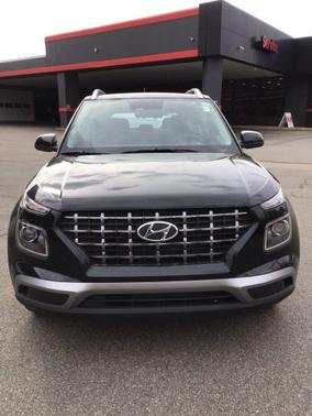 Onyx Black 2025 Hyundai VENUE SEL