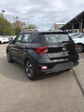 Onyx Black 2025 Hyundai VENUE SEL