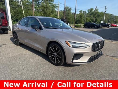 2023 Volvo S60 Recharge Plug-In Hybrid T8 Plus Dark Theme