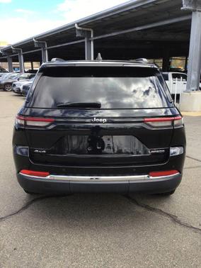 Diamond Black Crystal Pearlcoat 2022 Jeep Grand Cherokee Laredo