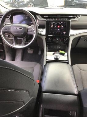 Diamond Black Crystal Pearlcoat 2022 Jeep Grand Cherokee Laredo