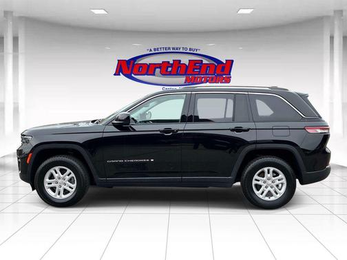 Diamond Black Crystal Pearlcoat 2022 Jeep Grand Cherokee Laredo