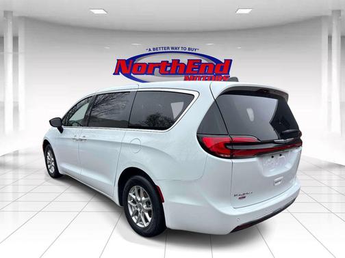 Bright White Clearcoat 2025 Chrysler Pacifica L