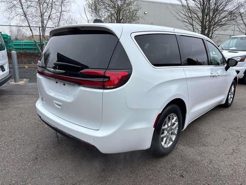 Bright White Clearcoat 2025 Chrysler Pacifica L