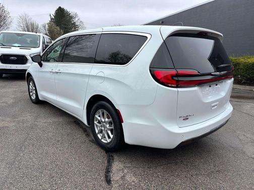 Bright White Clearcoat 2025 Chrysler Pacifica L