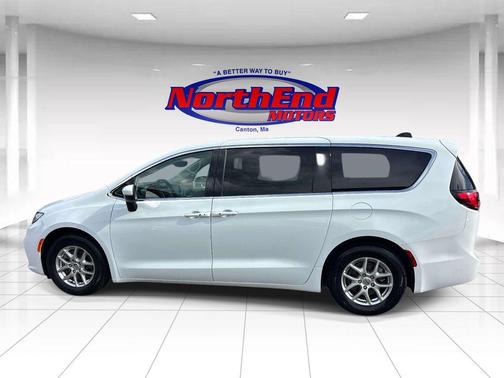 Bright White Clearcoat 2023 Chrysler Pacifica Touring L