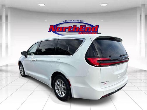 Bright White Clearcoat 2023 Chrysler Pacifica Touring L