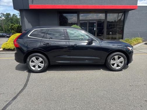 2022 Volvo XC60 B5 Momentum