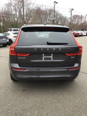 Platinum Grey Metallic 2022 Volvo XC60 B5 Momentum
