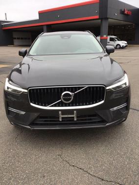 Platinum Grey Metallic 2022 Volvo XC60 B5 Momentum