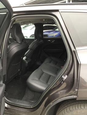 Platinum Grey Metallic 2022 Volvo XC60 B5 Momentum