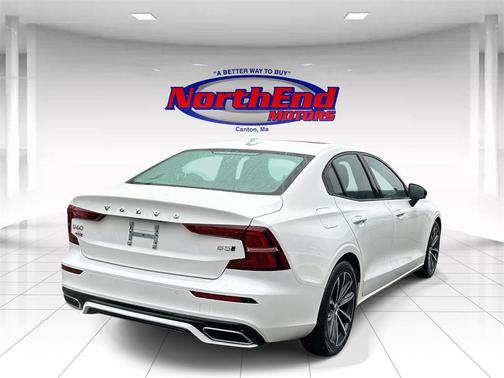 2022 Volvo S60 T5 Momentum