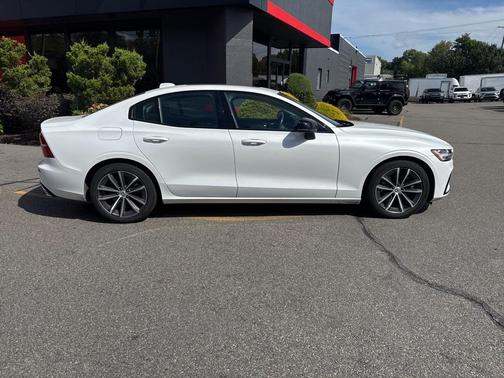 2022 Volvo S60 T5 Momentum
