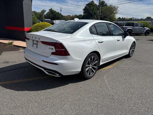 2022 Volvo S60 T5 Momentum