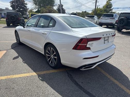 2022 Volvo S60 T5 Momentum