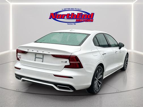 2022 Volvo S60 T5 Momentum