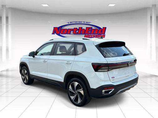 Pure White 2025 Volkswagen Taos 1.5T SE