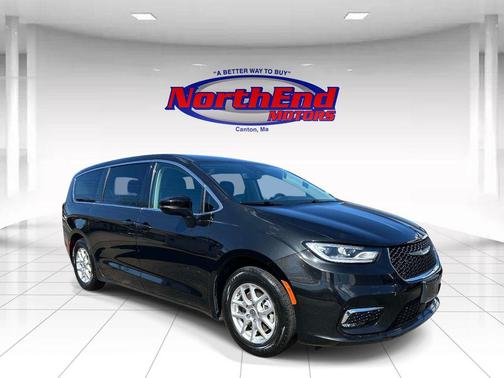 Brilliant Black Crystal Pearlcoat 2023 Chrysler Pacifica Touring L