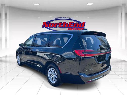 Brilliant Black Crystal Pearlcoat 2023 Chrysler Pacifica Touring L