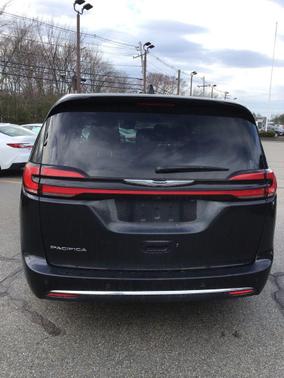 Brilliant Black Crystal Pearlcoat 2023 Chrysler Pacifica Touring L