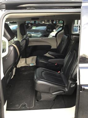 Brilliant Black Crystal Pearlcoat 2023 Chrysler Pacifica Touring L