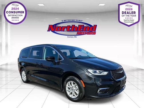 Brilliant Black Crystal Pearlcoat 2023 Chrysler Pacifica Touring L