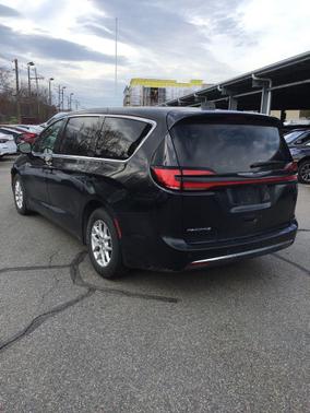 Brilliant Black Crystal Pearlcoat 2023 Chrysler Pacifica Touring L