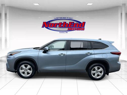 Moon Dust 2023 Toyota Highlander LE
