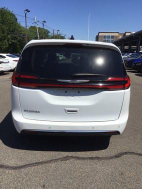 Bright White Clearcoat 2023 Chrysler Pacifica Touring L