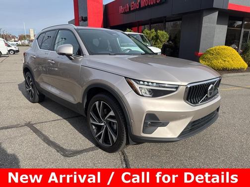 2023 Volvo XC40 B4 Plus Bright Theme