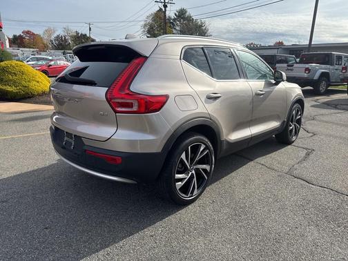 2023 Volvo XC40 B4 Plus Bright Theme