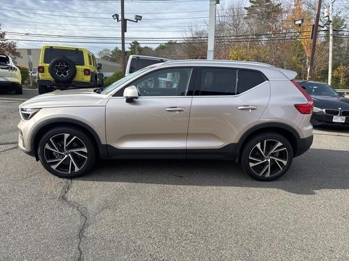 2023 Volvo XC40 B4 Plus Bright Theme