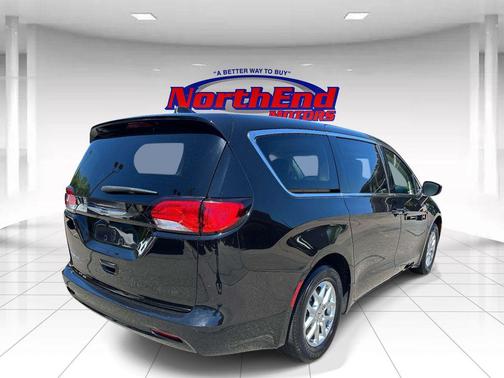 Diamond Black Crystal Pearlcoat 2024 Chrysler Voyager LX