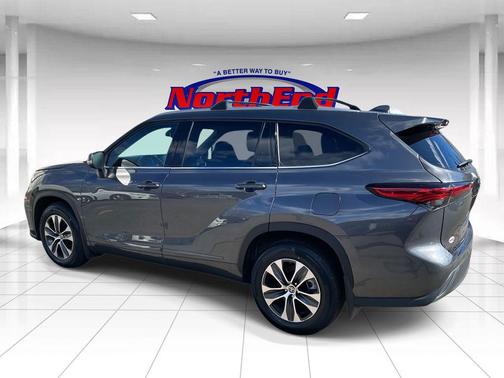 Magnetic Gray Metallic 2022 Toyota Highlander XLE