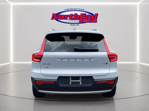 2022 Volvo XC40 T5 Momentum