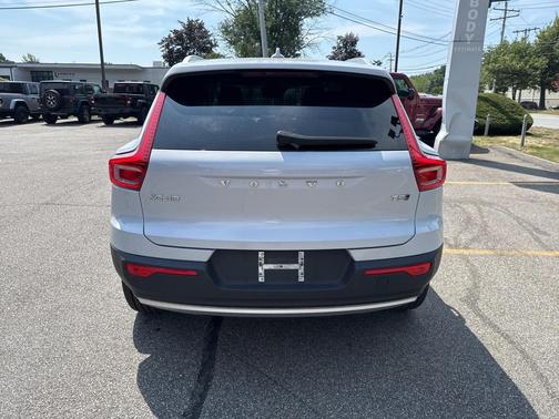 2022 Volvo XC40 T5 Momentum