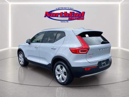 2022 Volvo XC40 T5 Momentum