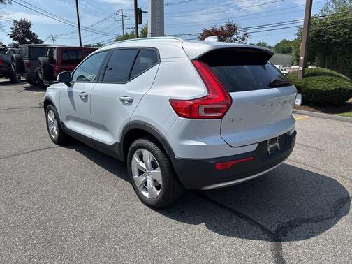 2022 Volvo XC40 T5 Momentum
