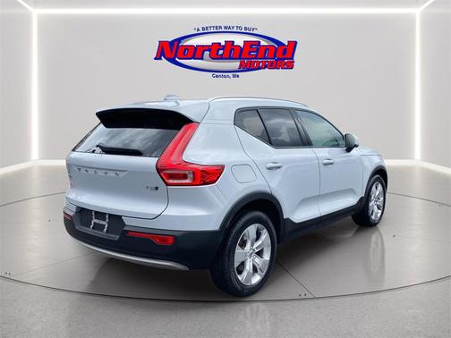2022 Volvo XC40 T5 Momentum