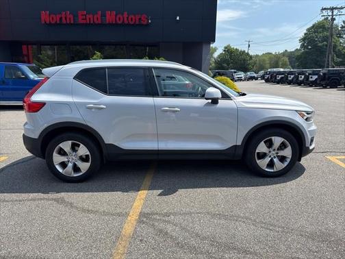 2022 Volvo XC40 T5 Momentum
