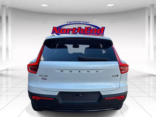 2024 Volvo XC40 B5 Plus Dark Theme